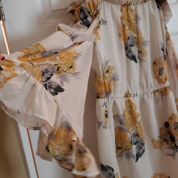 Hint of Blush floral dress - Picture 5 of 7